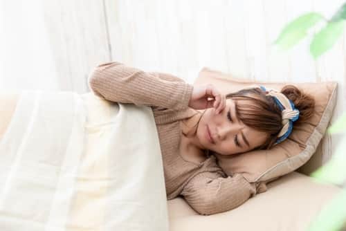 不眠症で寝つきが悪く熟睡できずに悩む女性
