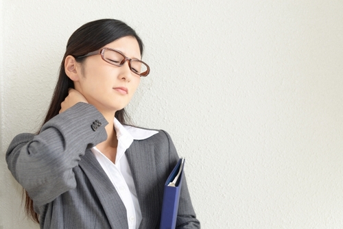 首痛の辛い症状で仕事に支障が出て悩む女性